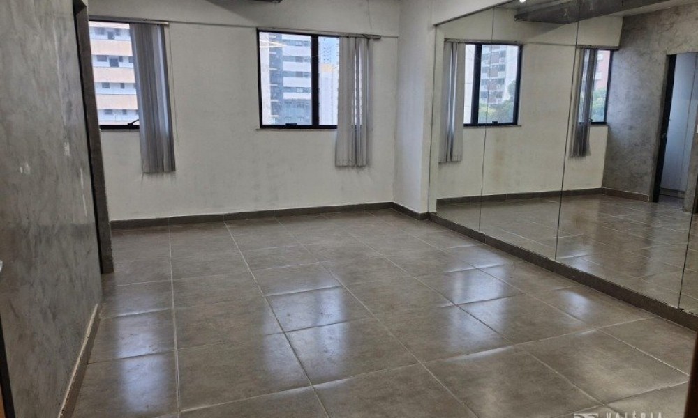 Ed. Centro Empresarial Acropole